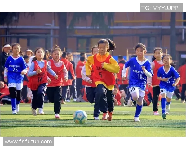 奶奶的足球梦：当年青涩岁月重现绿茵场的欢笑与激情